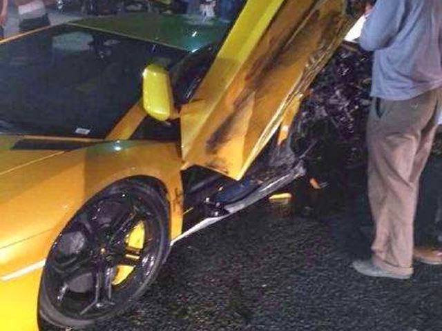 Hông bên trái của chiếc Lamborghini Aventador bị nát bét.