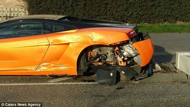 Bánh sau bên trái của chiếc Lamborghini Gallardo đã biến mất.