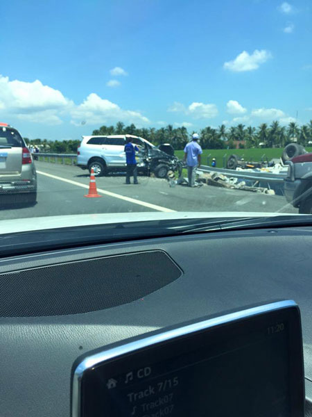 Chiếc Toyota Innova bị hư hỏng nặng tại hiện trường vụ tai nạn. Ảnh: Tân Voi/Otofun