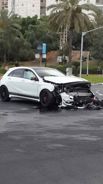 Một chiếc Mercedes-Benz A45 AMG Edition 1 khác tại Israel gặp nạn vì vượt đèn đỏ.