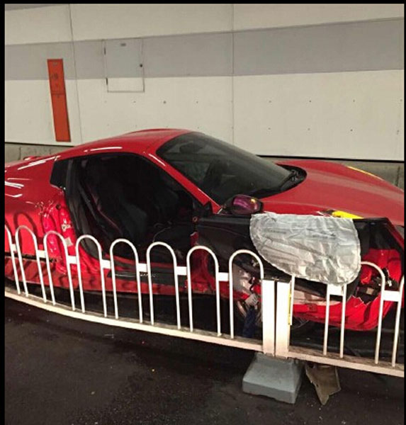 Cửa của chiếc siêu xe Ferrari bị gập hẳn về phía trước.