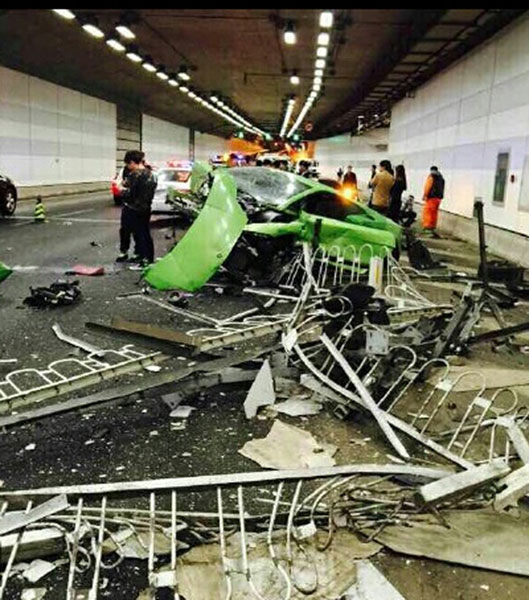 Hiện trường vụ tai nạn đầy mảnh vỡ trong đường hầm tại Trung Quốc.