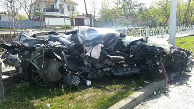 Chiếc Nissan GT-R nát bét sau vụ tai nạn kinh hoàng tại Nga.