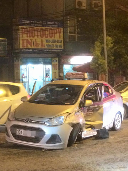 Chiếc taxi Mỹ Đình bị đâm lõm cả sườn xe. Ảnh: Nguyen Phong/Otofun