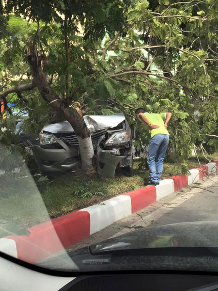 Hiện trường vụ Toyota Innova đâm gãy cây trên phố Trần Đăng Ninh. Ảnh: Tuan Anh Ho/Otofun