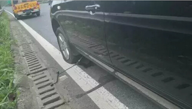 Chiếc xe bị xì lốp của vợ chồng Zhou - Sheng.