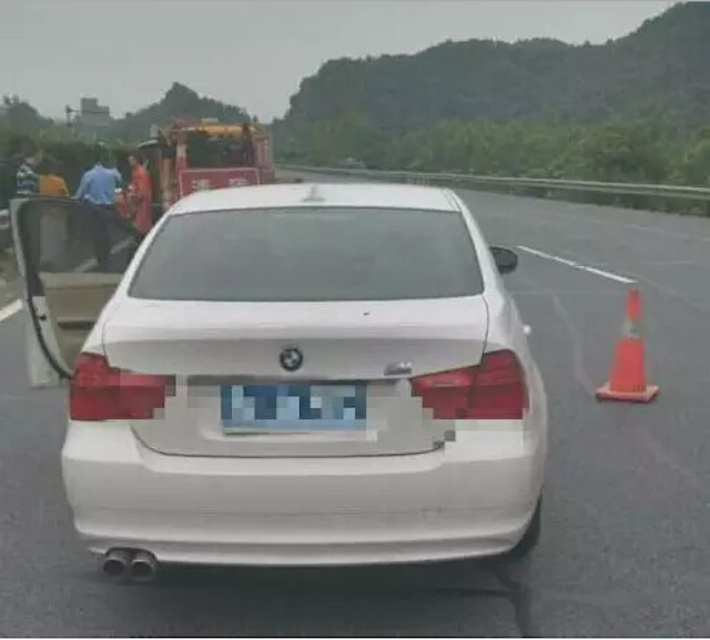 Chiếc BMW màu trắng đâm chết người vợ tại hiện trường vụ tai nạn.