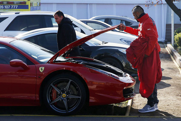 Vidal bên chiếc siêu xe Ferrari 458 Italia trước khi vụ tai nạn xảy ra.