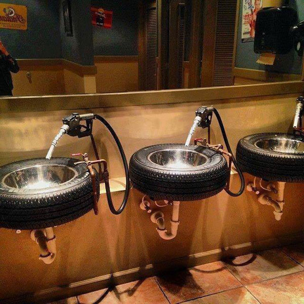 Lốp ô tô cũ nay đã thành bồn rửa mặt trong khi vòi nước chính là vòi xăng.
