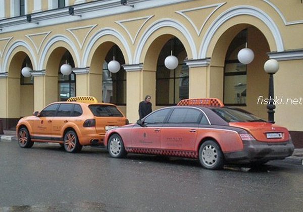 Chiếc taxi Maybach nối đuôi taxi Gemballa Cayenne trên đường phố Moscow, Nga.