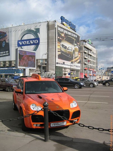 Xe độ Gemballa Cayenne làm taxi tại Moscow, Nga.