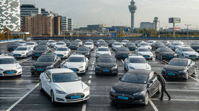 Dàn Tesla Model S làm taxi tại sân bay Amsterdam, Hà Lan.
