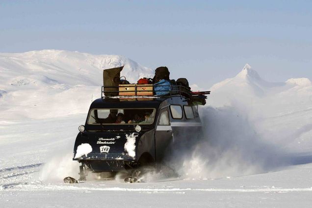 Xe chạy trên tuyết chuyên dụng được dùng làm taxi.