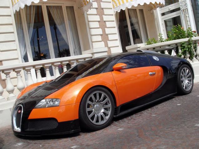 Bugatti Veyron sơn màu đen cam của nhóm RRR.