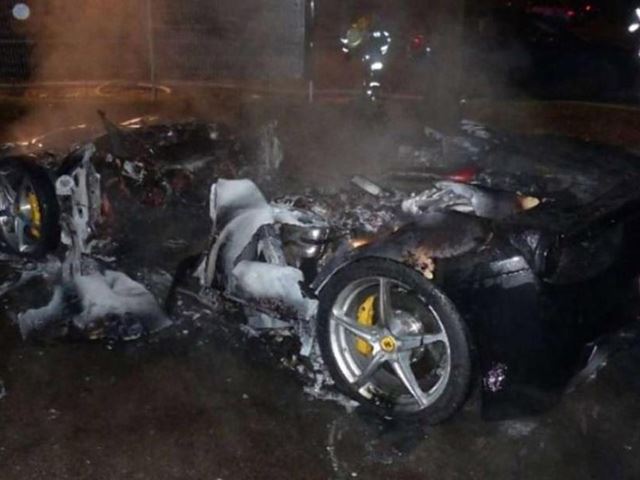 Chiếc siêu xe Ferrari 458 Italia bị cháy trơ khung.