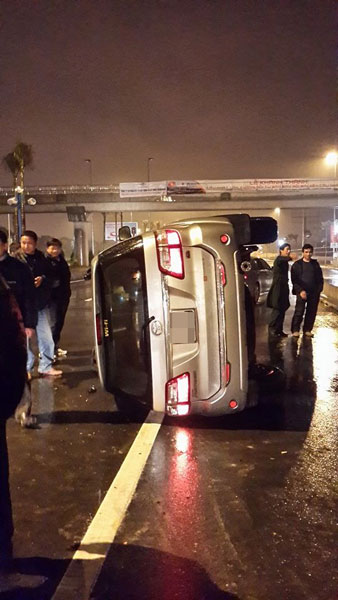 Chiếc Toyota Fortuner bị lật trên cầu Nhật Tân vào tối hôm 9/1/2015 vừa qua (Ảnh: