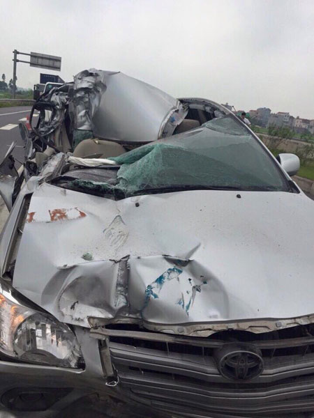 Chiếc Toyota Innova bị hư hỏng nặng trong vụ tai nạn. Ảnh: Anh Quân Nguyễn/Otofun