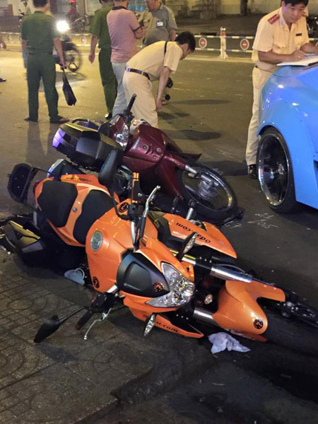4 xe máy và mô tô nằm la liệt cạnh chiếc Toyota Supra độ tại hiện trường vụ tai nạn. (Ảnh: Facebook/Low Yishon)