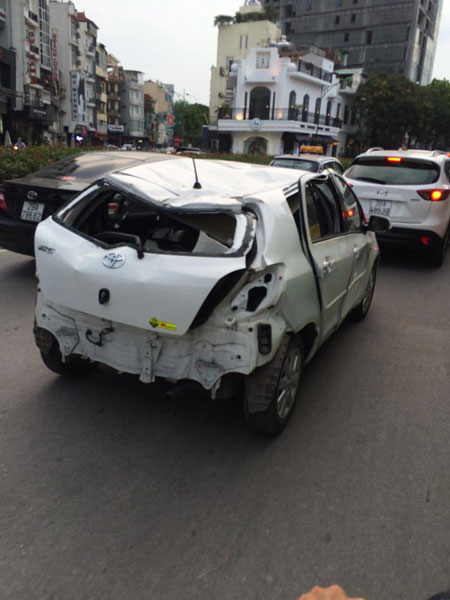 Vết lõm trên nóc xe khiến nhiều người nghĩ chiếc Toyota Yaris đã bị cây đè vào trong cơn mưa giông tại Hà Nội hôm 13/6. Ảnh: Huy Giang Hoàng/Otofun