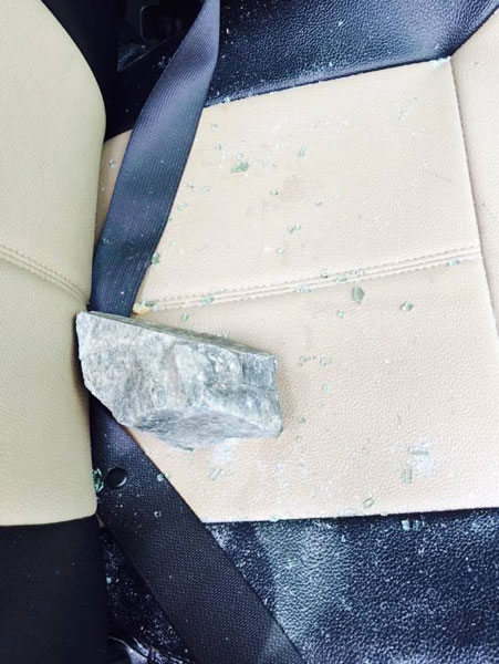Viên đá khá lớn nằm trên ghế của chiếc Toyota Yaris. Ảnh: Đức Hiệp Chu/Otofun