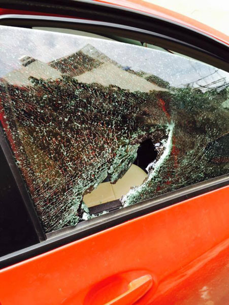 Hình ảnh chiếc Toyota Yaris bị ném vỡ kính chắn gió và kính cửa sổ bên ghế phụ lái nhìn từ bên ngoài. Ảnh: Đức Hiệp Chu/Otofun