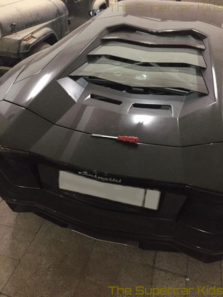 Chủ xe tìm thấy chiếc tuôc-nơ-vít trong khoang động cơ Lamborghini.