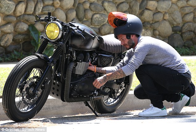 David Beckham tự tay kiểm tra chiếc mô tô củ mình.