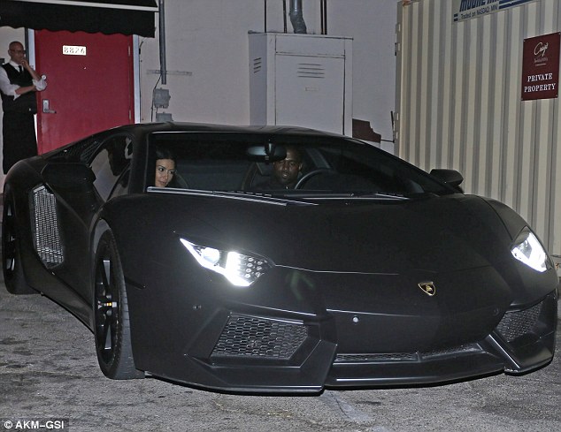 Lamborghini Aventador màu đen mờ của vợ chồng cô Kim &quot;siêu vòng ba&quot;.