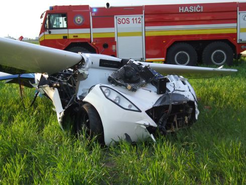 Chiếc xe bay bị gãy cánh trong vụ tai nạn.