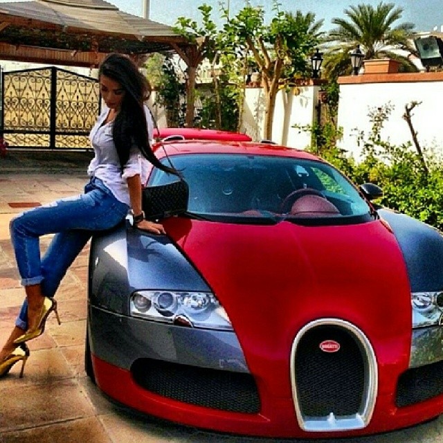 Một cô tiểu thư tạo dáng điệu đà bên siêu xe Bugatti Veyron.