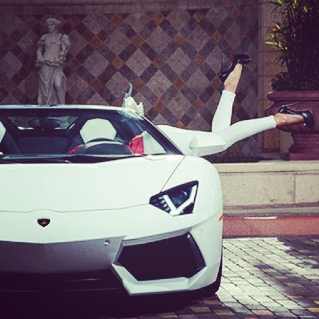 Một cô tiểu thư chui vào trong chiếc siêu xe Lamborghini Aventador màu trắng muốt.