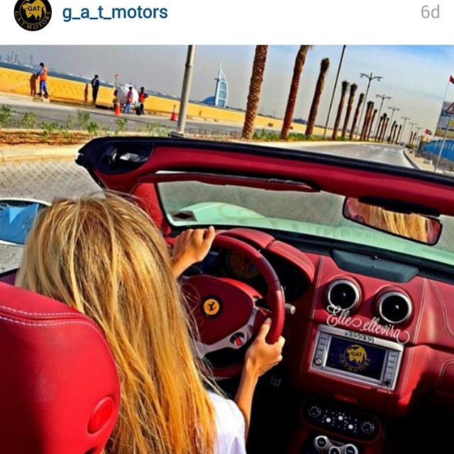 Các cô tiểu thư ngồi sau vô lăng những chiếc xe đắt tiền như Ferrari, Porsche, Mercedes-Benz SLS AMG hay Bentley là hình ảnh thường xuyên được chia sẻ trên Instagram của richkidsofdubai.