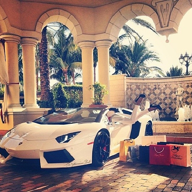 Siêu xe mạnh mẽ như Lamborghini Aventador cũng chỉ được dùng để phục vụ các chuyến mua sắm của tiểu thư Dubai.