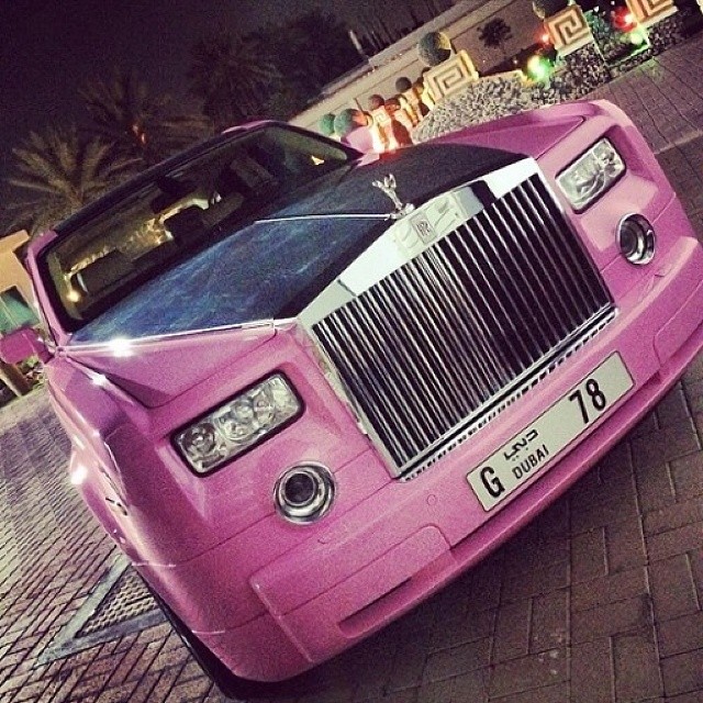 Chiếc xe siêu sang Rolls-Royce Phantom màu hồng điệu đà của tiểu thư Dubai.