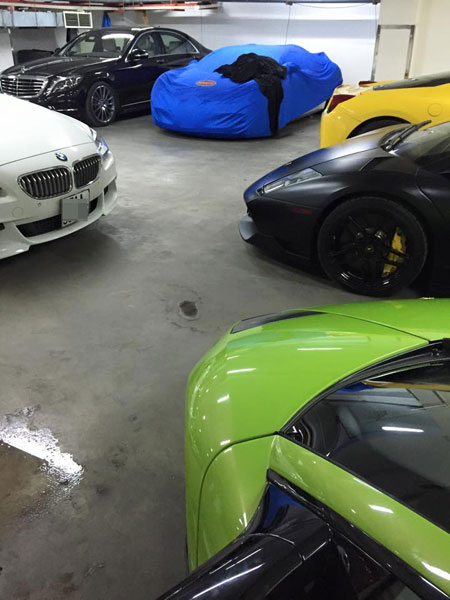 Cặp đôi siêu xe Lamborghini màu đen mờ và xanh cốm nằm cạnh những chiếc xế sang khác.  Ảnh: FBNV