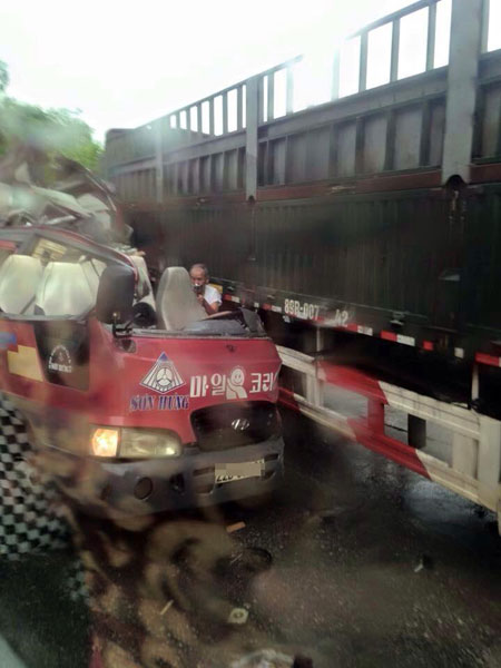 Chiếc xe khách bị bạt cả nóc sau cú va chạm với ô tô tải. Ảnh: Đông Việt Trần/Otofun