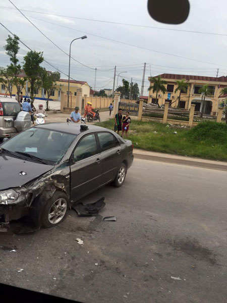 Chiếc Toyota Corolla Altis cũng bị hư hỏng đáng kể sau vụ tai nạn. Ảnh: Vũ Nguyên/Otofun