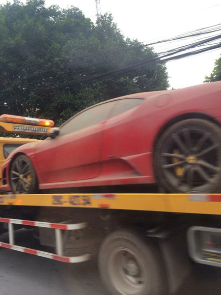 Ferrari F430 Scuderia trên đường vận chuyển.