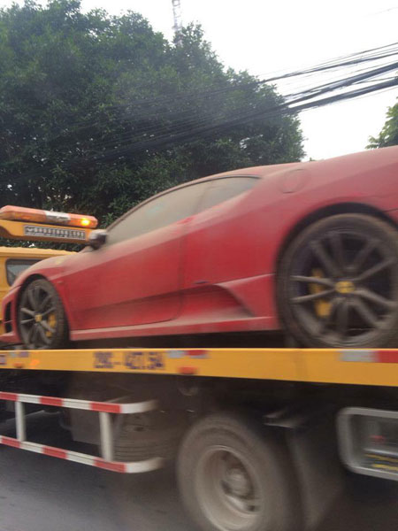 ... và Ferrari 430 Scuderia trên đường vận chuyển. Ảnh: Siêu Xe Đặt Chân Trên Đất Quảng Ninh