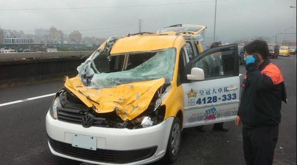 Chiếc Taxi nát gần như nát toàn bộ sau va chạm.