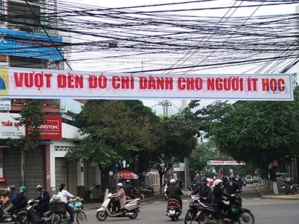Hàng loạt câu băng rôn "Vượt đèn đỏ chỉ dành cho người ít học" rất phản cảm treo trên các đường phố TP Quy Nhơn.