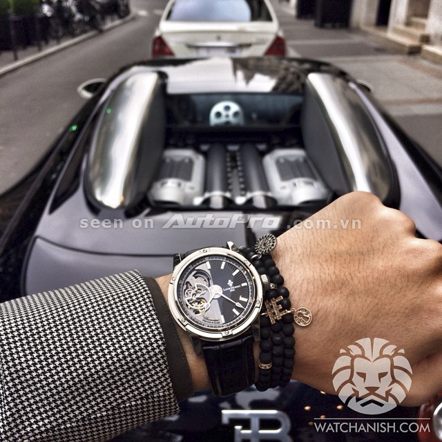 Vòng tay Anil Arjandas đi kèm cùng đồng hồ Louis Moinet sẵn sàng xuống phố cùng siêu xe Bugatti đẳng cấp. Đây là thương hiệu đồng hồ cao cấp và nổi tiếng bởi sử dụng các chất liệu quý hiếm và lấy triết lý của nghệ thuật cơ học làm nên tảng. Dòng Mecanograph trên hình có giá khoảng hơn 14,000 USD.