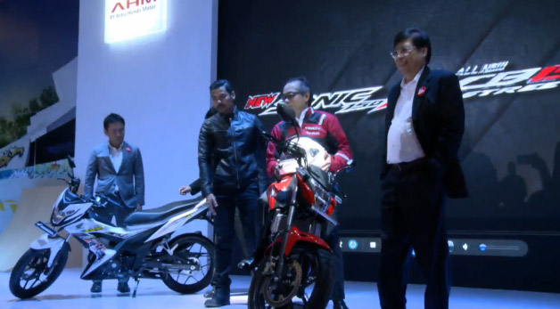 Bộ đôi Honda Sonic 150R 2015 (ngoài cùng bên trái) và Honda CB150R 2016 trong buổi lễ giới thiệu tại Indonesia hôm qua.