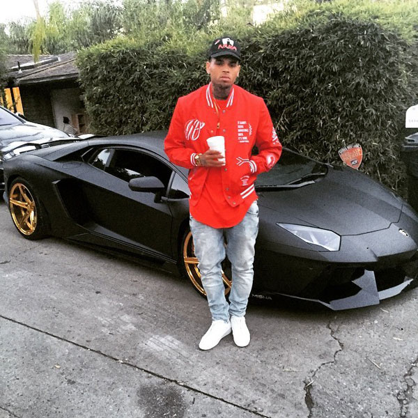 Chris Brown chụp ảnh bên chiếc siêu xe Lamborghini Aventador độ lại.