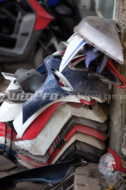 Những vỏ xe vỡ, những mảnh nhựa vụn tưởng là vứt đi của các cửa hàng xe máy lại là nguồn nguyên liệu cho chú Thạch để hành nghề của mình.