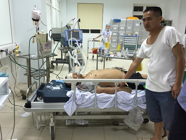 Anh Phan Anh Tuấn (lái xe bán tải) được các bác sĩ tiên lượng khó qua khỏi do bị chảy máu nội tạng.