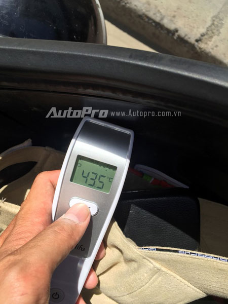 Nhiệt độ cốp xe khi phơi ngoài nắng 20 phút đã tăng vọt lên 43,5 độ. Đây là nhiệt độ khá cao và đã bắt đầu ảnh hưởng không tốt đến những vật dụng bên trong cốp xe.