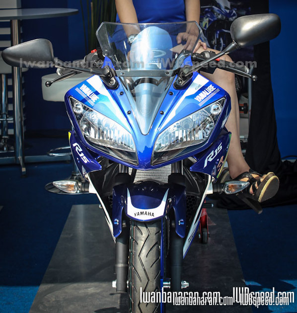 Yamaha R15 với tem Movistar