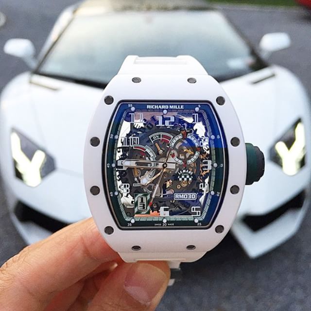 SIêu phẩm Richard Mille thực sự gây ấn tượng với case màu trắng “ton-sur-ton” bên siêu xe Lamborghini cùng màu. Giới mộ điệu đồng hồ ngày nay không thể phớt lờ thương hiệu này, bên cạnh trị giá khủng, đồng hồ của hãng mang đến chất lượng tuyệt vời từ Thụy Sỹ- “Haute Horlogerie. Theo tìm hiểu, mẫu RM030 này có giá vào khoảng $ 100,000.