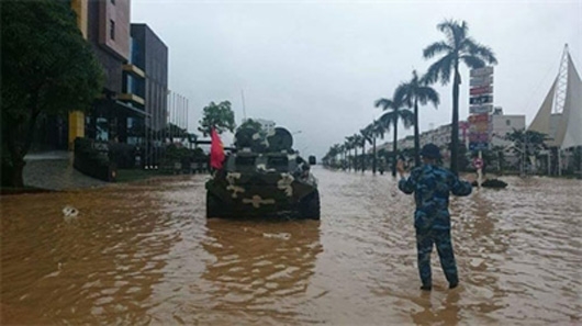 Để hỗ trợ dân vùng lũ thuộc địa bàn thành phố Cẩm Phả (Quảng Ninh), sáng 28/7, Lữ đoàn Hải quân Đánh bộ 147 đã điều động 3 xe thiết giáp BTR-60PB (41.074, 41.072 và 297) làm nhiệm vụ.
